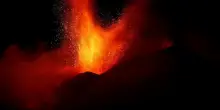 Colate di lava e cenere: l'Etna continua a dare spettacolo