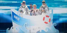 Eurovision, tute d'argento e una barca sul palco: i Væb cantano "nuotando"