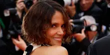 Cannes, Halle Berry vittima del dress code: "Ho cambiato abito"