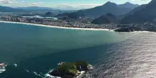 L'acqua diventa di colore bruno: un'enorme macchia scura avvistata nel mare di Rio de Janeiro