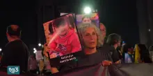Manifestanti a Tel Aviv con le foto dei bambini uccisi a Gaza