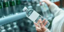 Acqua in bottiglia, Altroconsumo: “Sei marchi bocciati per presenza di inquinanti”
