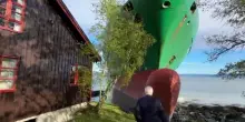 Norvegia. Nave cargo si incaglia a pochi metri da una casa