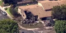 Un aereo precipita su un quartiere a San Diego: le immagini della distruzione dall'alto