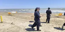 Cervia, donna travolta da una ruspa in spiaggia:  il conducente ha precedenti per omicidio stradale