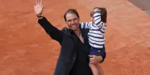 Il piccolo Nadal batte il cinque alle leggende del tennis