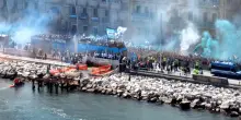 Festa scudetto a Napoli, pullman sfilano sul lungomare: le immagini dal drone