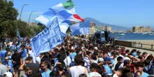 Napoli campione: sfilata con i pullman dei giocatori che hanno vinto lo scudetto