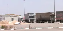 L'attesa dei camion che trasportano aiuti per Gaza al valico di Kerem Shalom