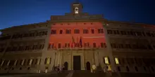 Il time lapse di Montecitorio illuminato di rosso per la Giornata Mondiale della Sclerosi Multipla