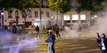 Champions, la polizia usa gas lacrimogeni per disperdere i tifosi del PSG sugli Champs-Élysées