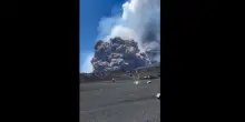 Etna in eruzione, le immagini sui social: gli escursionisti scappano spaventati