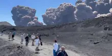 I turisti In fuga dall'eruzione sull'Etna, il video