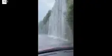 Una cascata d'acqua giù dal muro invade la carreggiata a Biella: video
