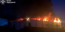 Edifici in fiamme dopo l'attacco russo a Odessa: video degli incendi