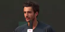 Lorenzo Musetti mostra il bicipite e commenta l'eleganza del suo tennis alla fine del match