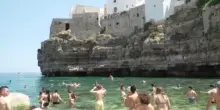 Si tuffa in mare a Polignano e sbatte sugli scogli, morto un 23enne