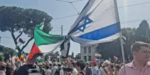 Roma, al corteo Pro-Pal i vessilli dei due nemici intrecciati: "Popoli liberi da Hamas e Netanyahu"