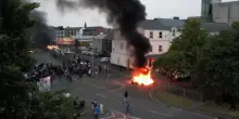 Irlanda del Nord, incendi nelle strade dopo le rivolte notturne