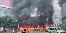 Cina. Enorme incendio divampa in un parcheggio per moto, il fumo nero si leva tra i grattacieli
