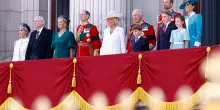 Re Carlo III alla parata del Trooping The Colour. Poi l'affaccio con i figli di William e Kate