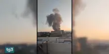 Fiamme e colonne di fumo nel cielo di Teheran