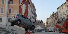 Roma, in auto sulla scalinata di Trinità dei Monti, al volante un anziano di 80 anni: denunciato