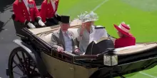 Re Carlo e la regina Camilla arrivano in carrozza al Royal Ascot