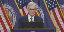 La Fed lascia invariati i tassi, Trump: "Powell è stupido"