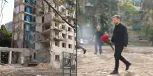 Zelensky omaggia le 23 vittime dell'attacco russo a un condominio di Kiev - Video