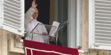 Il Papa all'Angelus: "Stop alla guerra prima che diventi una voragine irreparabile"