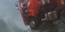 Il camion in bilico sull'abisso: le urla di terrore dopo il crollo del ponte