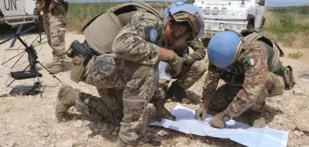 Tregua violata in Libano. Macron: "Ucciso un nostro casco blu, forse per mano di Hezbollah"