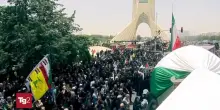 A Teheran in migliaia ai funerali di Stato per le vittime della guerra dei 12 giorni, due redivivi