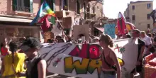 Manifestazione contro nozze Bezos, coro "le tasse non le paghi mai"