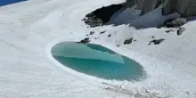 Un lago anomalo in cima al ghiacciaio a causa del caldo record sul Monte Bianco