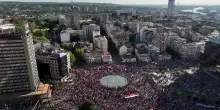 Belgrado, la folla riempie la piazza Slavija. Minuti di silenzio per le vittime di Novi Sad (VIDEO)