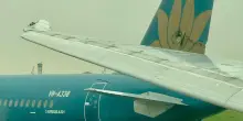 Vietnam, collisione in pista tra due aerei: l'ala di un Boeing trancia il timone di un Airbus