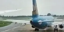 Vietnam, lo scontro tra due aerei in pista: l'ala di un Boeing trancia il timone di un Airbus