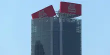 Collassa l'insegna delle Generali sul tetto della Torre Hadid a Milano. Le prime immagini