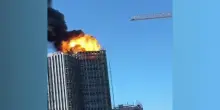 Incendio nel cantiere di un grattacielo a Berlino, l’esplosione sul tetto