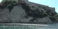 Terremoto ai Campi Flegrei, il video dei costoni franati a Capo Miseno visti dal mare