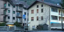 Bardonecchia, il fango anche sulle pareti degli edifici: ruspe al lavoro per liberare le strade