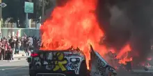 Los Angeles, assalto ai robotaxi di Waymo: i manifestanti bruciano le auto