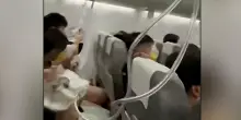 L&rsquo;aereo precipita di 7.000 metri in pochi minuti, paura a bordo di un volo diretto a Tokyo. Il video