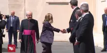 Udienza dal Papa per la premier Meloni, accompagnata da Tajani e Salvini: l'arrivo in Vaticano