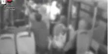 Aggressione a sfondo razzista sul bus a Roma: il video