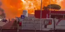 Prima l'incendio, poi il boato: nel video il momento dell'esplosione. La paura degli automobilisti