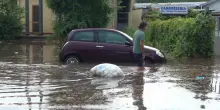 Nubifragio a Como, capannoni e automobili sott'acqua
