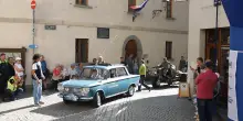 Il passaggio della Fiat 1500 berlina del 1966, auto Rai usata per le radiocronache del Giro d’Italia